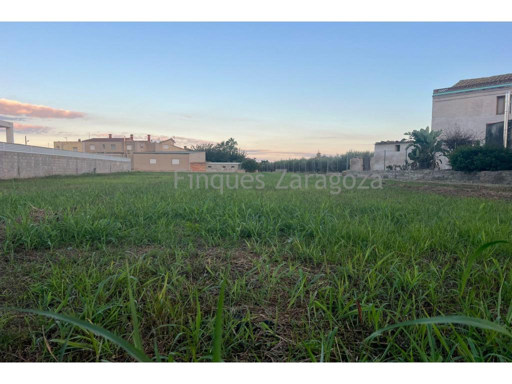 A plot of land with a total surface area of 2,491 m² is for sale, comprising two cadastral plots that are being sold together.One of the plots consists of 1,110 m² of urban land suitable for building, offering an excellent opportunity to construct a home in a peaceful residential setting. The second plot, measuring 1,381 m², is non-buildable and complements the property by providing a large additional area that can be enjoyed as green space, a garden, an allotment or a recreational area.In total, the property offers 2,491 m² of land and has a street frontage of approximately 22 metres.It is located in a quiet residential area, mainly surrounded by detached houses, and very close to the Ebro River, the bridge and the riverside promenade, making it ideal for walks and enjoying the surrounding landscape.An interesting opportunity for those looking to build their own home on a spacious plot while also enjoying a large outdoor area in a peaceful location close to the Ebro River.The stated price does not include the expenses and taxes arising from the transfer of ownership, such as notary fees, land registry fees and administrative fees, as well as any applicable taxes (Property Transfer Tax, Value Added Tax or Stamp Duty), all of which shall be borne entirely by the buyer, in accordance with current legislation.Real estate agency fees are included in the agreed sale price.To determine and consult the applicable tax regime, we recommend visiting the website of the Catalan Tax Agency: https://atc.gencat.cat/ca/tributsThe information contained in this advertisement is provided for informational and guidance purposes only and does not constitute a binding offer or contract under any circumstances. Finques Zaragoza Immobiliaria Delta de l’Ebre, SL., reserves the right to modify, update or correct the content of this advertisement at any time without prior notice.